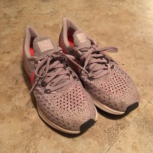 Nike woman’s 7.5 tennis shoes